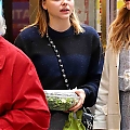 Grabs_her_salad_in_NYC_November_8_28429.jpg