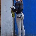 Grabs_her_salad_in_NYC_November_8_28429~0.jpg