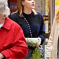 Grabs_her_salad_in_NYC_November_8_28529.jpg