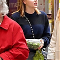 Grabs_her_salad_in_NYC_November_8_28629.jpg