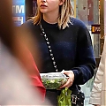 Grabs_her_salad_in_NYC_November_8_28729.jpg