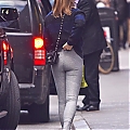 Grabs_her_salad_in_NYC_November_8_28829.jpg