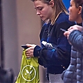 Grabs_her_salad_in_NYC_November_8_28929.jpg